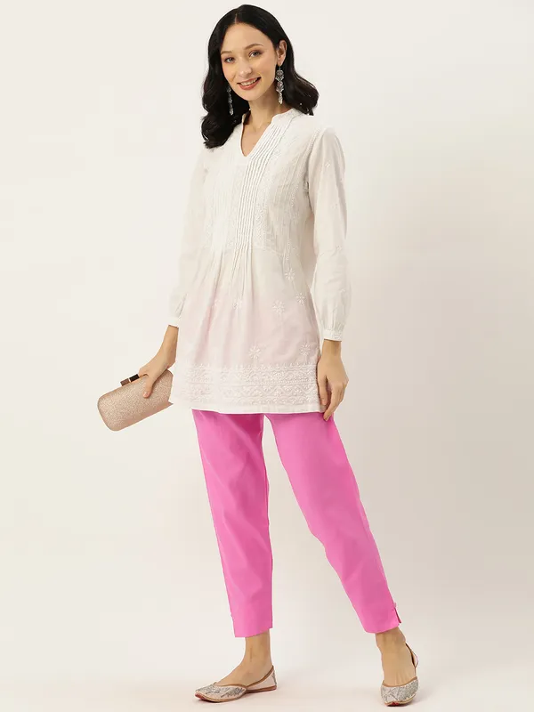 Baby_Pink_Pure_Cotton_Two_Pockets_Mid-RIse_Regular_Fit_Cropped_Pant