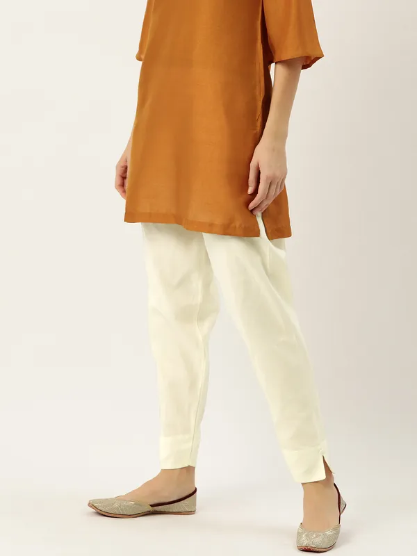 Skin_Pure_Cotton_Two_Pockets_Mid-RIse_Regular_Fit_Cropped_Pant