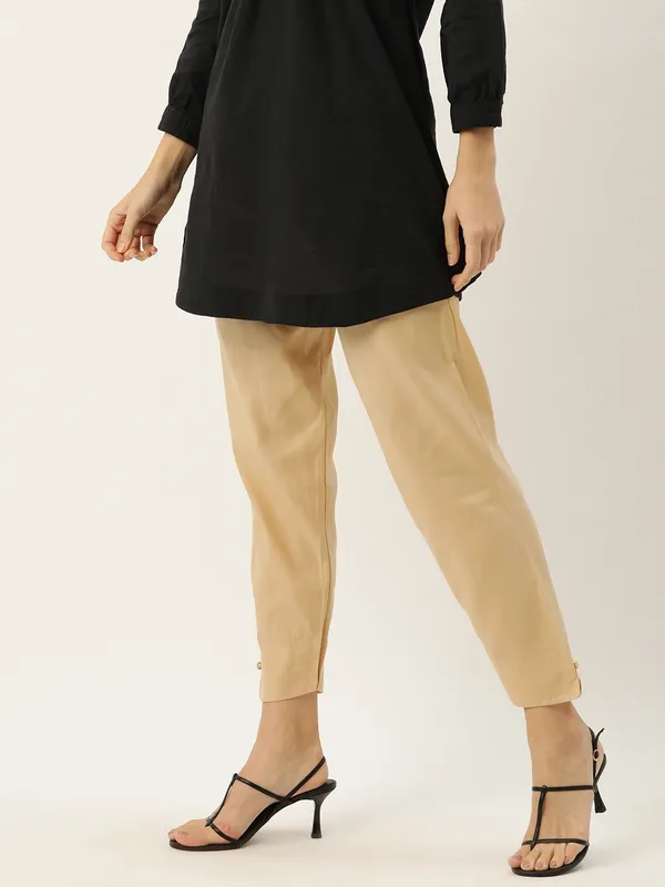 Apricot_Pure_Cotton_Two_Pockets_Mid-RIse_Regular_Fit_Cropped_Pant