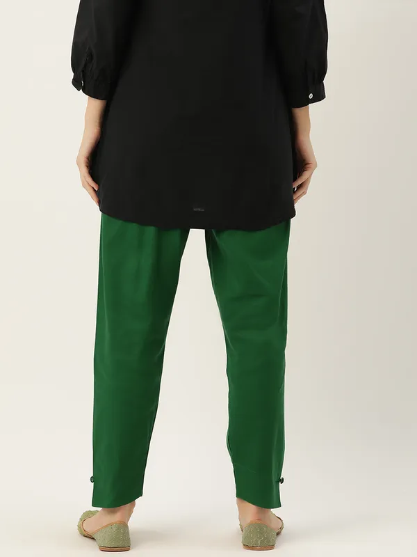 Dark_Green_Pure_Cotton_Two_Pockets_Mid-RIse_Regular_Fit_Cropped_Pant