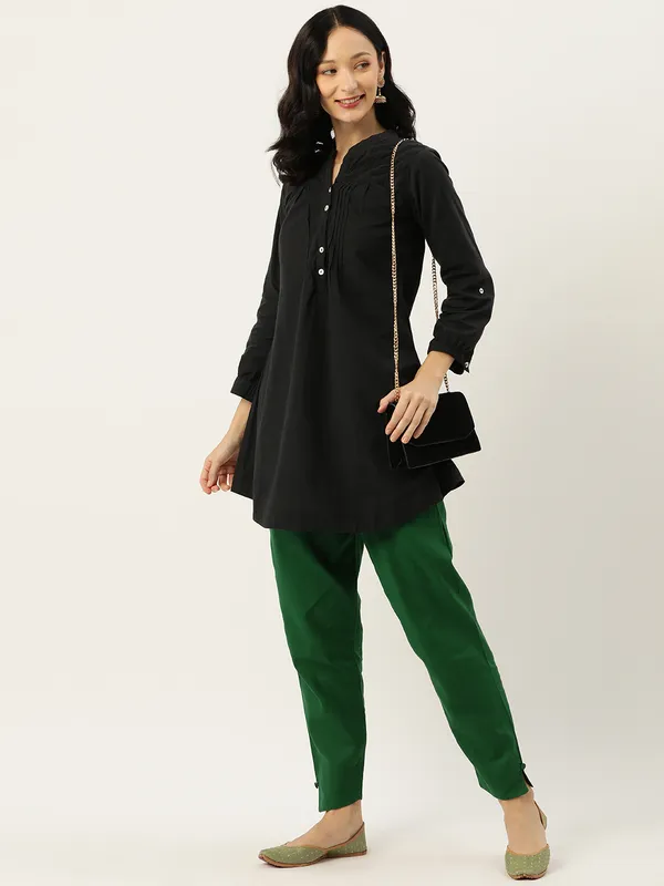 Dark_Green_Pure_Cotton_Two_Pockets_Mid-RIse_Regular_Fit_Cropped_Pant