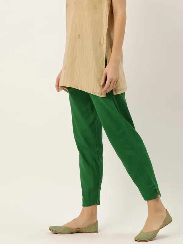 Green_Pure_Cotton_Two_Pockets_Mid-RIse_Regular_Fit_Cropped_Pant