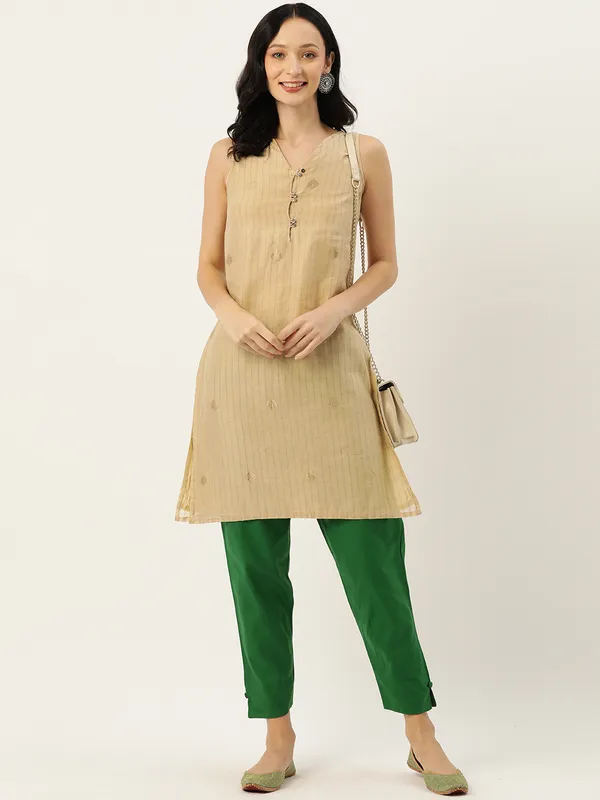 Green_Pure_Cotton_Two_Pockets_Mid-RIse_Regular_Fit_Cropped_Pant