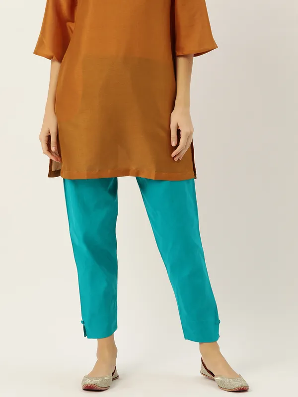 Peacock_Green_Pure_Cotton_Two_Pockets_Mid-RIse_Regular_Fit_Cropped_Pant