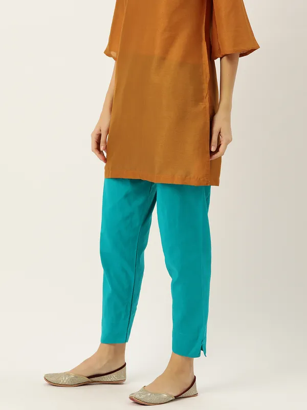 Peacock_Green_Pure_Cotton_Two_Pockets_Mid-RIse_Regular_Fit_Cropped_Pant