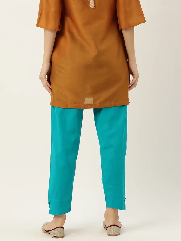 Peacock_Green_Pure_Cotton_Two_Pockets_Mid-RIse_Regular_Fit_Cropped_Pant