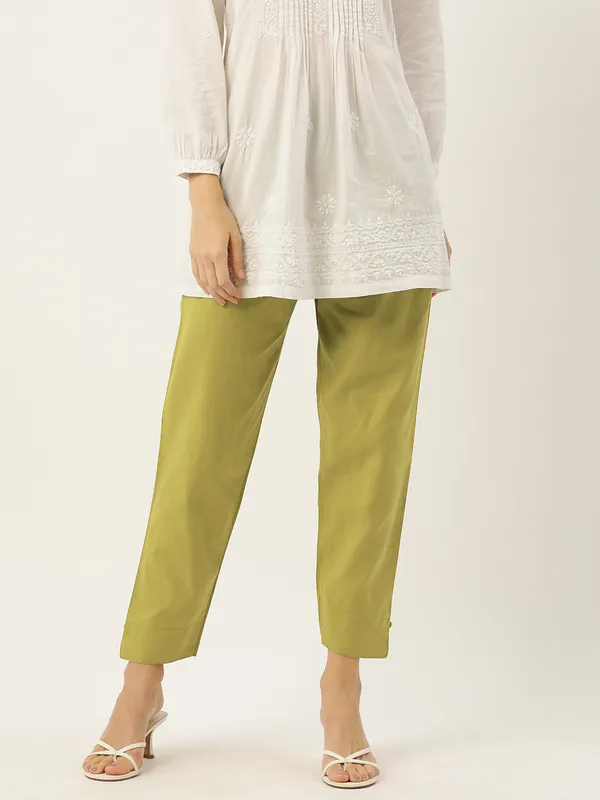 Mehendi_Pure_Cotton_Two_Pockets_Mid-RIse_Regular_Fit_Cropped_Pant