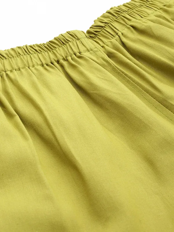 Mehendi_Pure_Cotton_Two_Pockets_Mid-RIse_Regular_Fit_Cropped_Pant