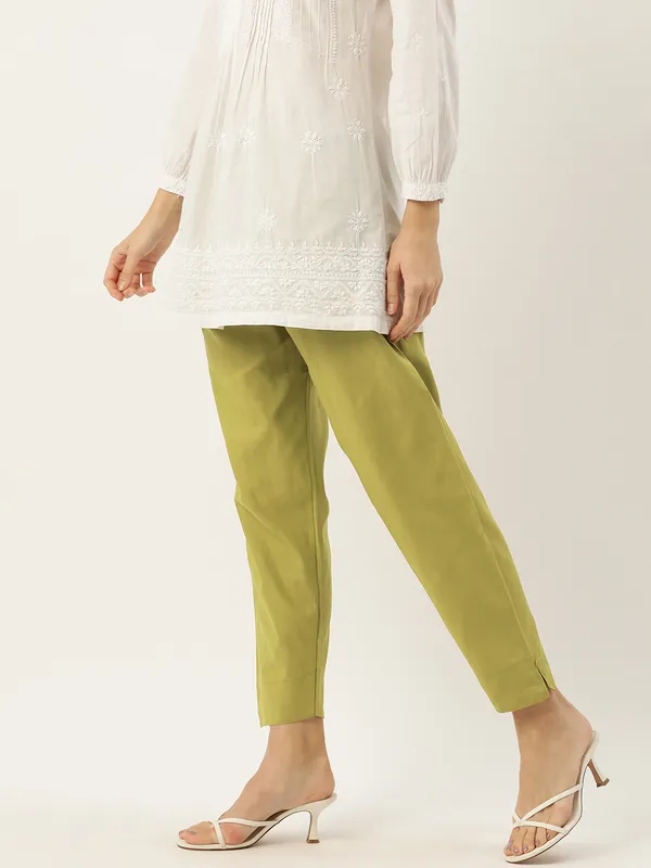Mehendi_Pure_Cotton_Two_Pockets_Mid-RIse_Regular_Fit_Cropped_Pant
