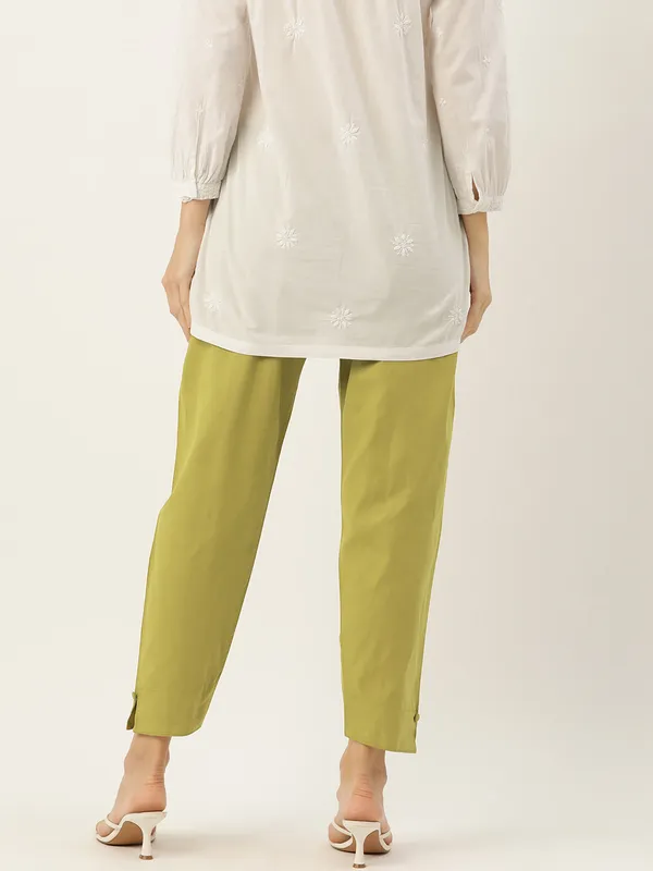 Mehendi_Pure_Cotton_Two_Pockets_Mid-RIse_Regular_Fit_Cropped_Pant