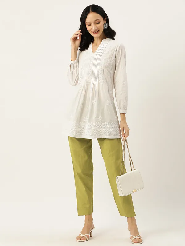 Mehendi_Pure_Cotton_Two_Pockets_Mid-RIse_Regular_Fit_Cropped_Pant