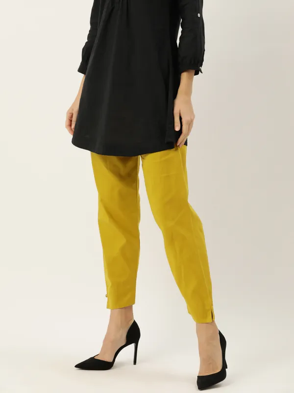 Maize_Pure_Cotton_Two_Pockets_Mid-RIse_Regular_Fit_Cropped_Pant