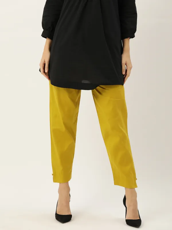 Maize_Pure_Cotton_Two_Pockets_Mid-RIse_Regular_Fit_Cropped_Pant