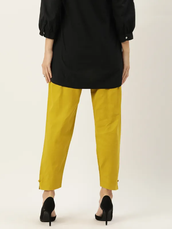 Maize_Pure_Cotton_Two_Pockets_Mid-RIse_Regular_Fit_Cropped_Pant