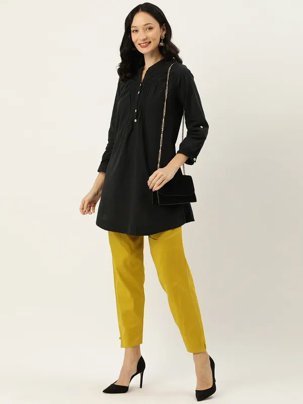 Maize_Pure_Cotton_Two_Pockets_Mid-RIse_Regular_Fit_Cropped_Pant
