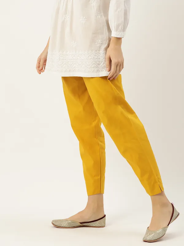 Mustard_Pure_Cotton_Two_Pockets_Mid-RIse_Regular_Fit_Cropped_Pant