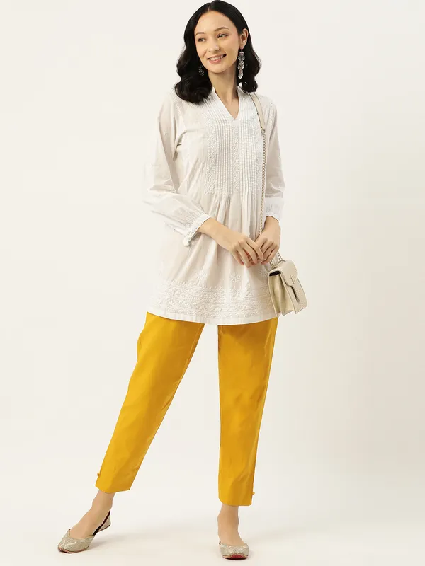 Mustard_Pure_Cotton_Two_Pockets_Mid-RIse_Regular_Fit_Cropped_Pant