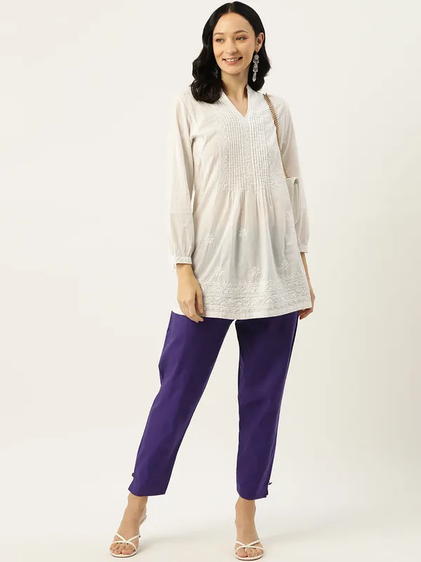 Violet_Pure_Cotton_Two_Pockets_Mid-RIse_Regular_Fit_Cropped_Pant