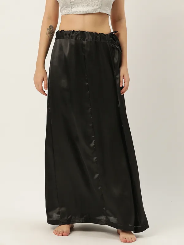 Black_Elastane_Flared_Saree_Petticoat_For_Women