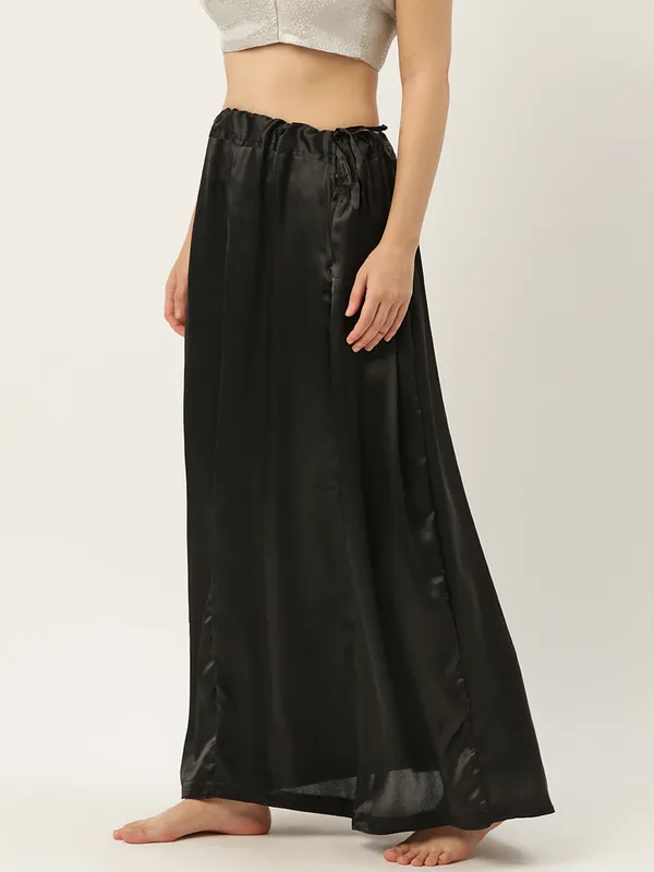 Black_Elastane_Flared_Saree_Petticoat_For_Women