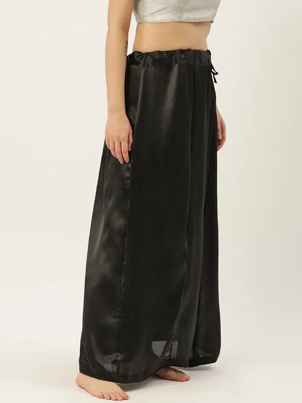 Black_Elastane_Flared_Saree_Petticoat_For_Women