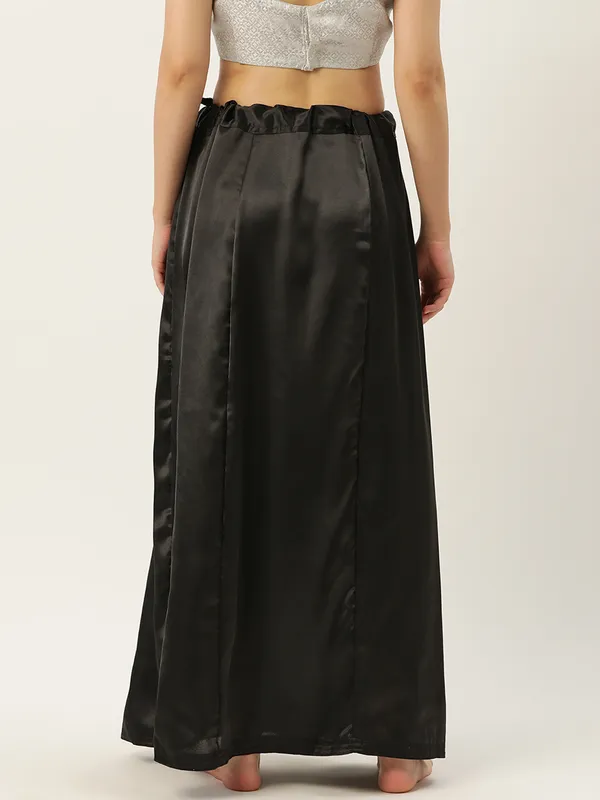 Black_Elastane_Flared_Saree_Petticoat_For_Women