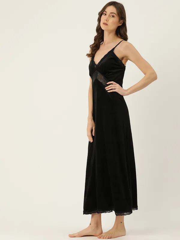 Black_Nightwear/Nightsuit_And_Matching_Robe_With_Lace