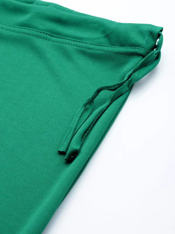 Peacock_Green_Solid_Saree_Shapewear_For_Women