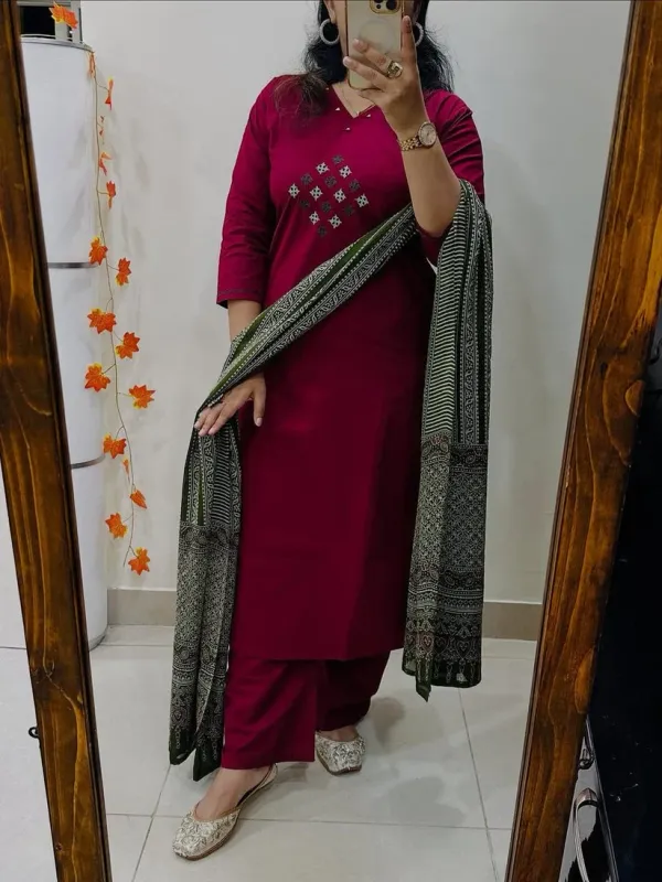 Maroon_Cotton_Kurta_Pant_Set_with_Black_Printed_Dupatta_for_Women