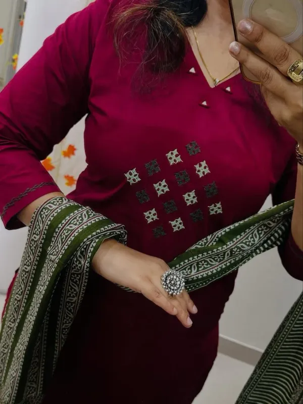 Maroon_Cotton_Kurta_Pant_Set_with_Black_Printed_Dupatta_for_Women