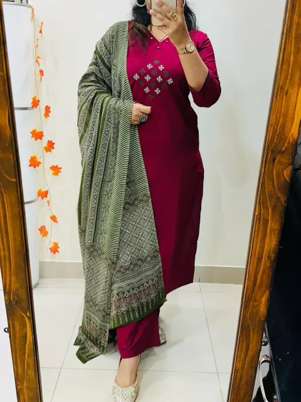 Maroon_Cotton_Kurta_Pant_Set_with_Black_Printed_Dupatta_for_Women