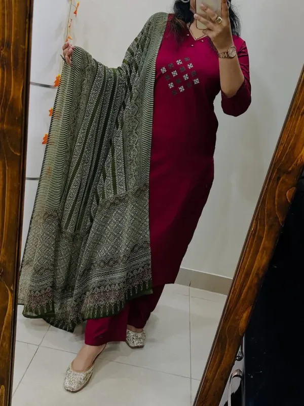 Maroon_Cotton_Kurta_Pant_Set_with_Black_Printed_Dupatta_for_Women