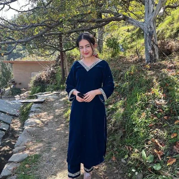 Navy_Blue_Velvet_Kurta_Set_with_Kashmiri_Detailing