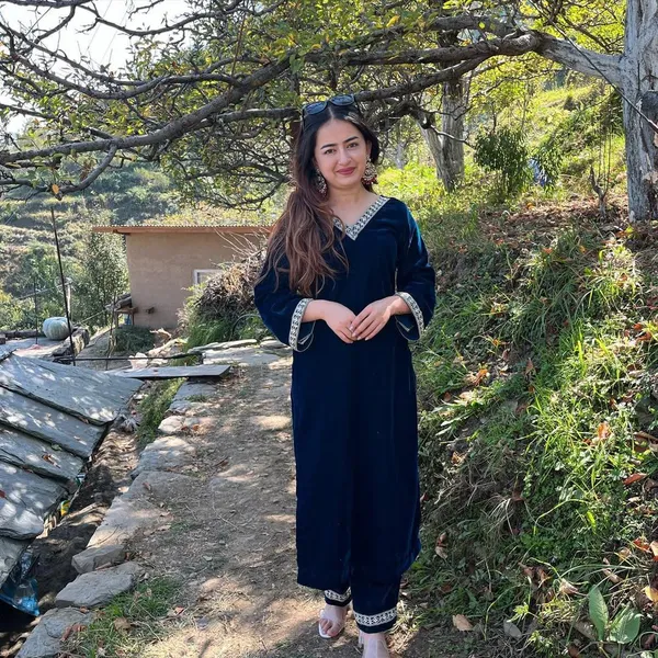 Navy_Blue_Velvet_Kurta_Set_with_Kashmiri_Detailing