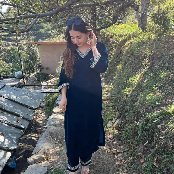 Navy_Blue_Velvet_Kurta_Set_with_Kashmiri_Detailing