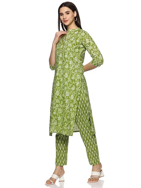 Light_Green_Cotton_Rayon_Zig_Zag_Printed_Straight_Kurta_&_Pant_Set_For_Women