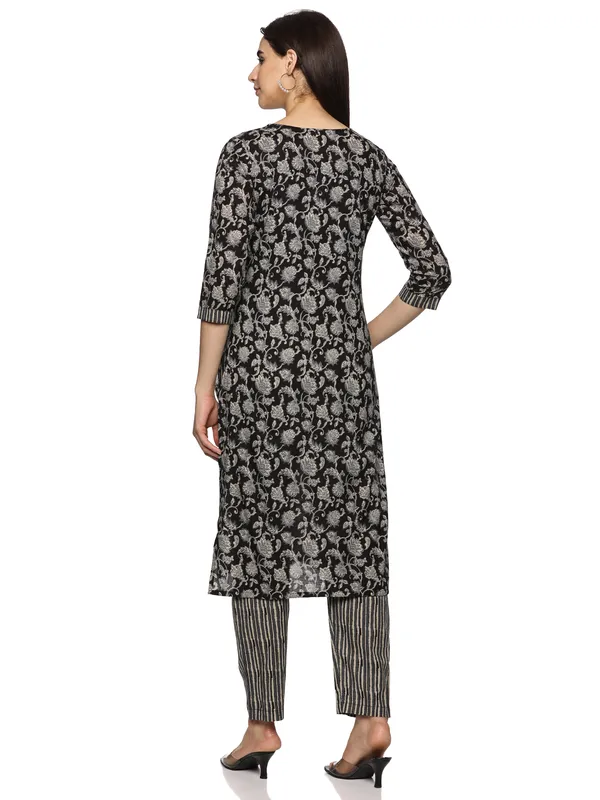 Grey_&_Black_Cotton_Rayon_Floral_Printed_Straight_Kurta_&_Pant_Set_For_Women
