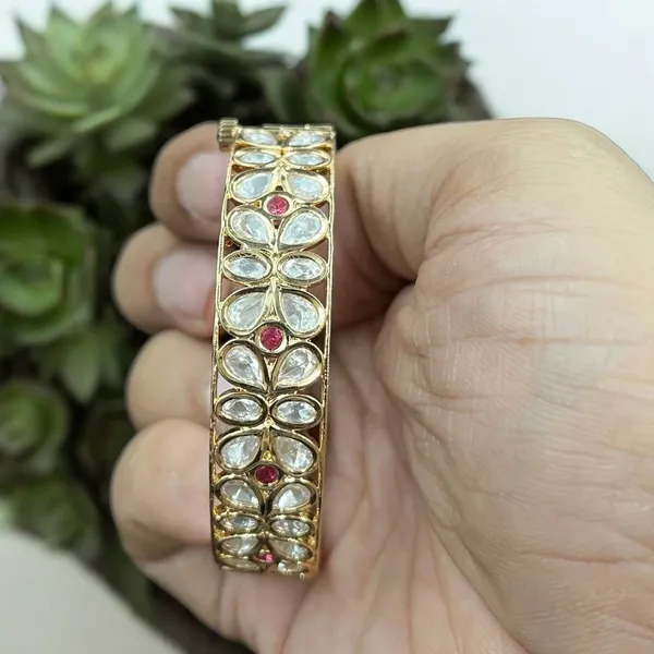 Ruby_White_Flower_Shaped_White_Kundan_Bracelet
