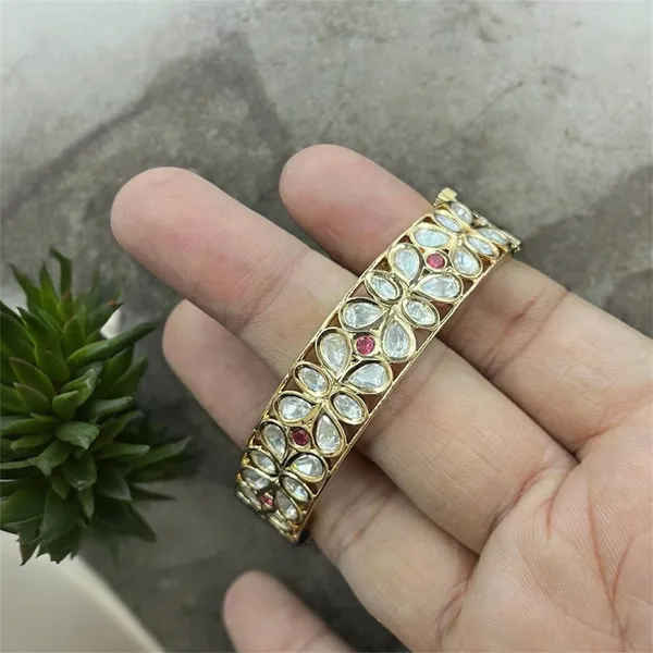 Ruby_White_Flower_Shaped_White_Kundan_Bracelet