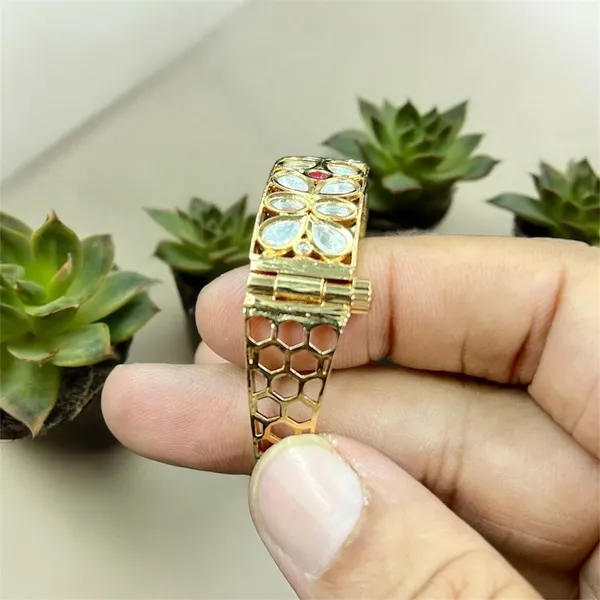 Ruby_White_Flower_Shaped_White_Kundan_Bracelet