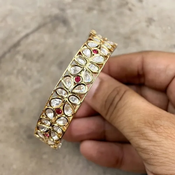 Ruby_White_Flower_Shaped_White_Kundan_Bracelet