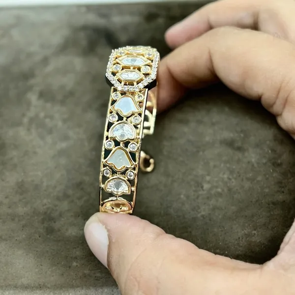 White_Elegant_Gold_Plated_Kundan_Bracelet
