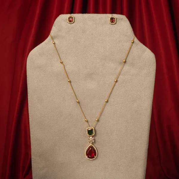 Regal_Feather_Almond_Necklace