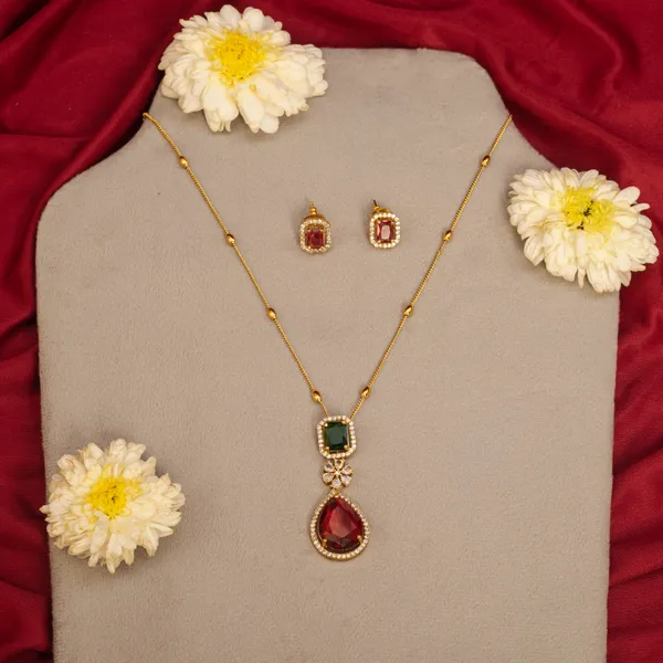 Regal_Feather_Almond_Necklace
