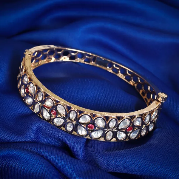 Ruby_White_Flower_Shaped_White_Kundan_Bracelet