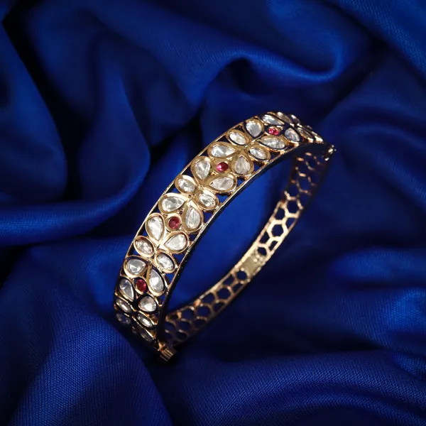Ruby_White_Flower_Shaped_White_Kundan_Bracelet