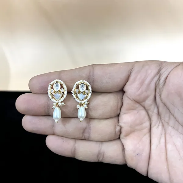 White_Stunning_Kundan_Mother_Pearl_Choker_Set_For_Women