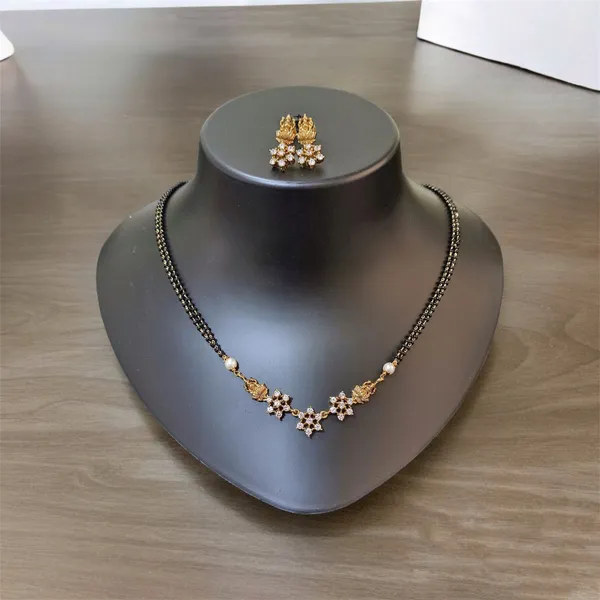 Graceful_White_Stone_Mangalsutra_Set