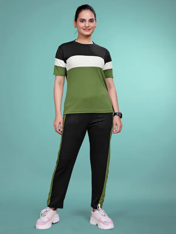 Mendi__Printed_Elastane_TrackSuit_Set_For_Women_|_Regular_Round_Neck_Short_Sleeve