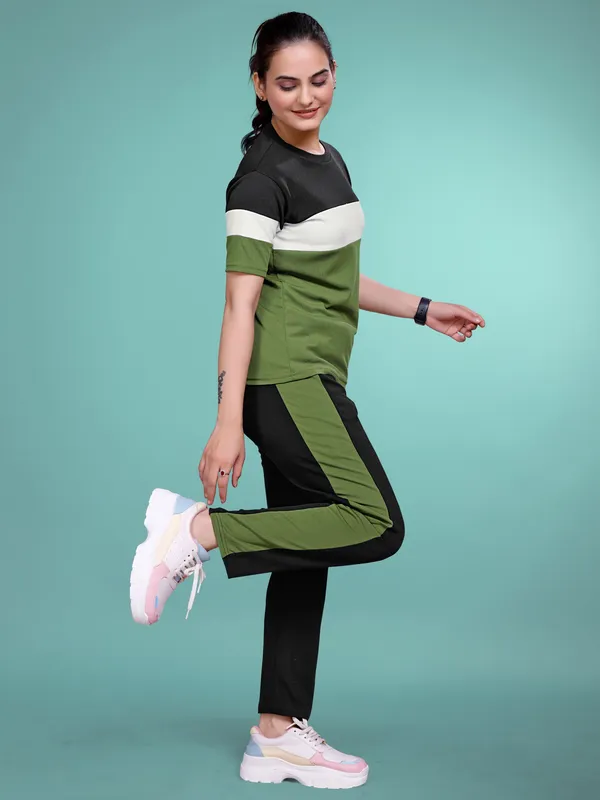 Mendi__Printed_Elastane_TrackSuit_Set_For_Women_|_Regular_Round_Neck_Short_Sleeve